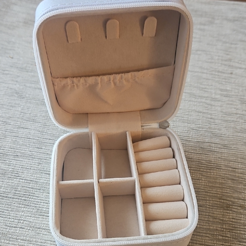 Compact White Jewelry Organizer Case. Great For Travel.